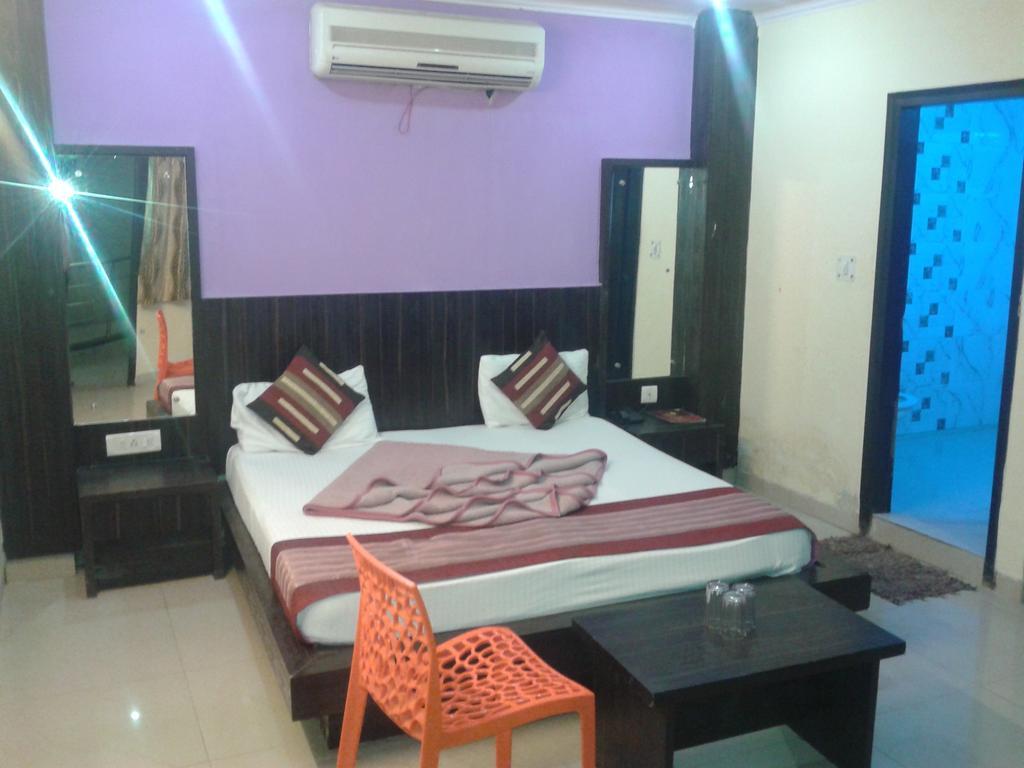 Hotel Surya Plaza New Delhi Exterior foto