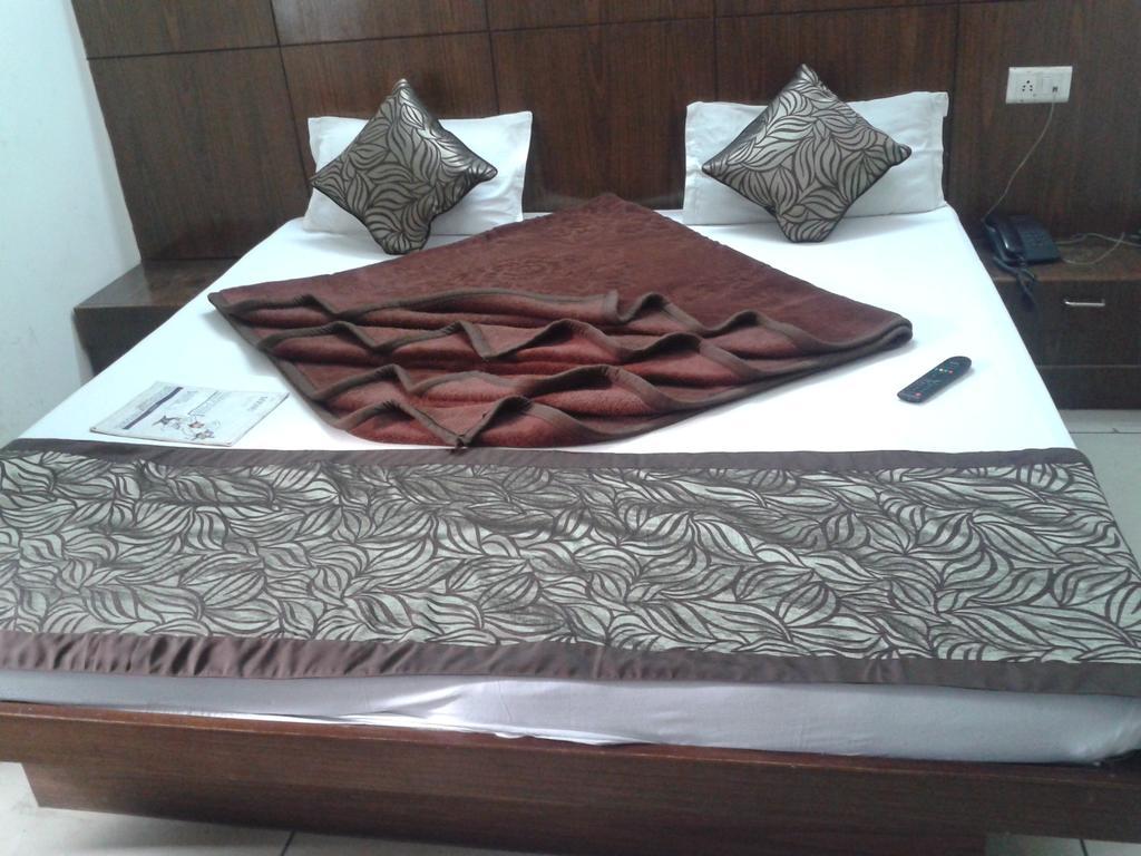 Hotel Surya Plaza New Delhi Exterior foto