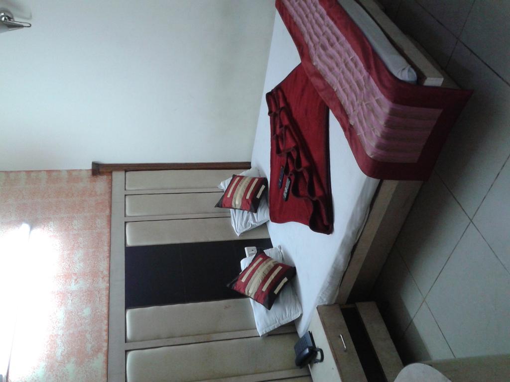 Hotel Surya Plaza New Delhi Exterior foto